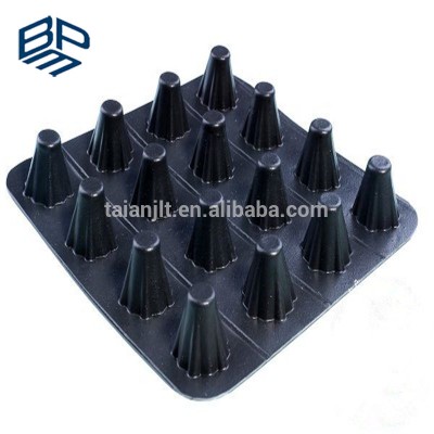 Plastic drainage cell and drainage board for green roof